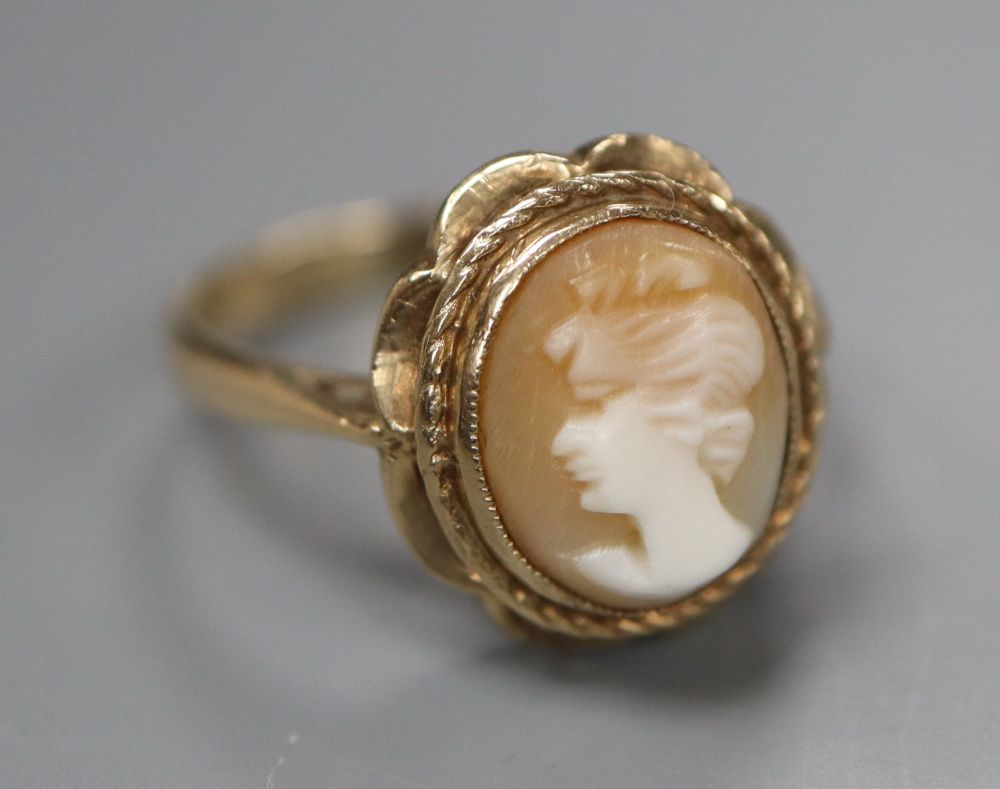 9ct gold and oval cameo shell set ring, carved with the bust of a lady to dexter, size K, gross 2.8 grams.